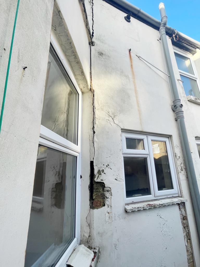 Lot: 68 - MID-TERRACE HOUSE FOR IMPROVEMENT AND REPAIR - Crack on external rear wall